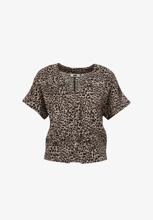 Beżowa i czarna bluzka z krótkim rękawem w panterkę, z dekoltem w kształcie litery V i zapięciem na guziki, o luźnym kroju i teksturowanym materiale.