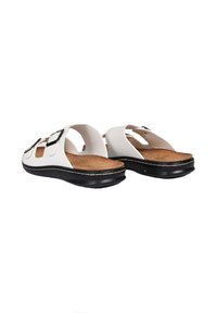 Sandali bianchi con design open toe, caratterizzati da una morbida soletta in sughero, suola nera e due cinturini regolabili con dettagli in metallo.