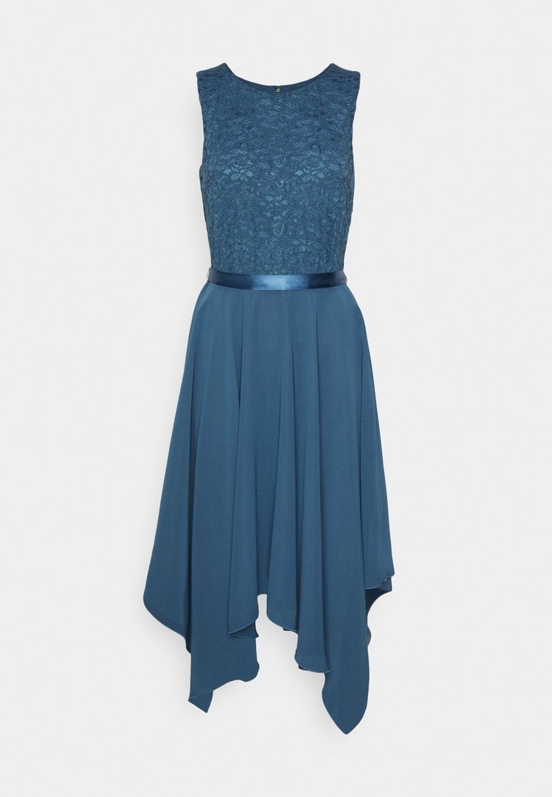 Robe bleue sans manches avec corsage en dentelle, ceinture en satin à la taille et jupe fluide asymétrique sur fond uni.