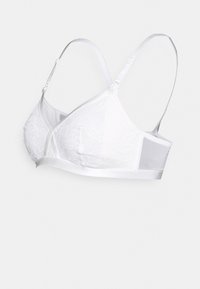 Sutiã de renda branca com alças ajustáveis, copas triangulares e uma faixa inferior de cetim, apresentando padrões florais e uma textura suave.