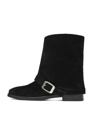 Czarny zamszowy botek za kostkę z niskim obcasem i srebrnym paskiem z klamrą z przodu, widoczny z boku na białym tle.