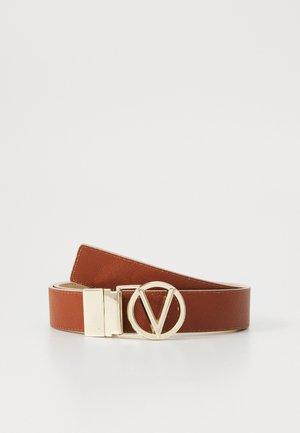 Cintura sintetica marrone con una fibbia circolare dorata che presenta un design stilizzato a "V". Texture liscia e bordi dritti.