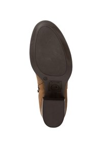 Botín de ante marrón con suela de goma flexible, tacón bajo y detalle de cremallera lateral. La suela presenta un patrón de agarre texturizado.