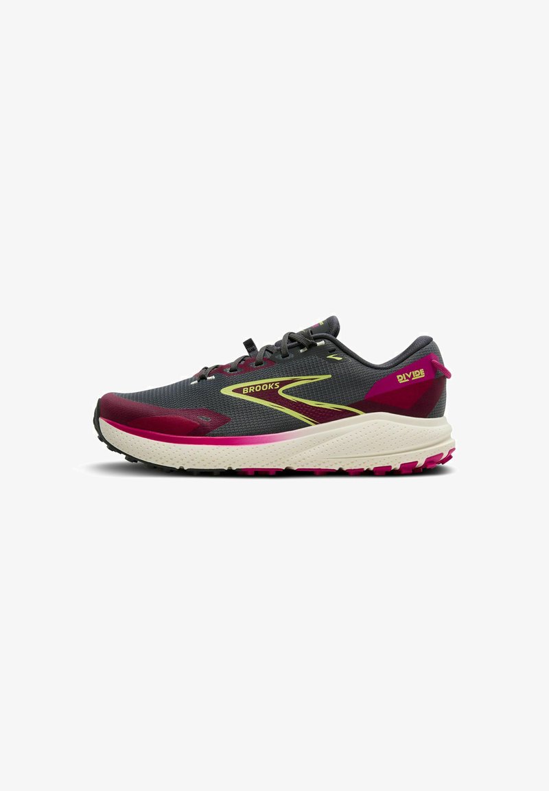Brooks teka za tek featuring sivo mrežno zgornje težo, maroon akcenti, rumeni logo, oblazinjeni beli srednji podplat in roza gumijasti podplat.