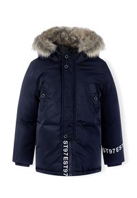 Parka impermeabile di colore blu navy con cappuccio in pelliccia sintetica, due tasche frontali e un evidente dettaglio testuale bianco lungo la cerniera e la manica.