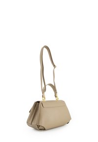 Sac à main en cuir beige avec une forme structurée, doté d'un rabat supérieur, de deux poignées et de quincaillerie dorée. Texture lisse avec des détails subtils.