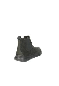 Stivali Chelsea in suede grigio scuro con pannelli elastici sui lati, un tacco testurizzato e una suola in gomma nera flessibile.