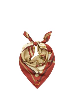 Foulard quadrato di seta con motivo di morso e cinghia da cavallo in rosso, beige e marrone, piegato e annodato in un nodo sciolto.