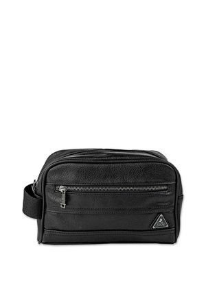Neceser de cuero negro con un acabado texturizado, que cuenta con un bolsillo frontal con cremallera y un asa lateral para facilitar su transporte. Logo en el lateral.