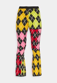 Calças de malha com bainha fluida, apresentando um padrão de argyle multicolorido em amarelo, rosa, vermelho, verde e preto, com uma cintura preta.