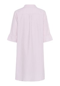 Camicia a righe con strisce rosa chiaro e bianche, colletto, maniche corte con volant e piega sul retro per maggiore comodità e libertà di movimento.