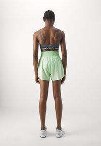 Nike Performance ONE - Spordišortsid - vapor green