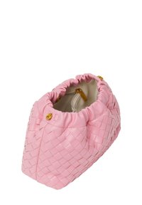 Borsa a tracolla in pelle intrecciata rosa con parte superiore arricciata, hardware dorato e interni lisci. Forma compatta con dettagli esterni testurizzati.