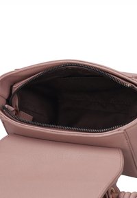 Borsa a mano in pelle rosa con chiusura a zip, texture liscia e interno aperto che rivela una fodera scura. Presenta dettagli hardware minimi.
