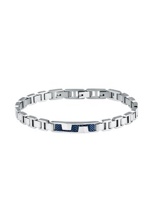 Bracciale in metallo argentato con anelli intrecciati, caratterizzato da un centrale smaltato blu rettangolare con un motivo a chevron.