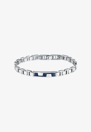 Bracciale in metallo argentato con anelli intrecciati, caratterizzato da un centrale smaltato blu rettangolare con un motivo a chevron.