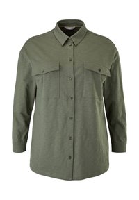 Camisa de botones color caqui hecha de una tela suave, con mangas largas, un collar puntiagudo, dos bolsillos en el pecho delanteros y un dobladillo recto.
