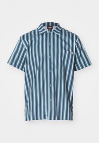 Camisa de manga corta con botones, de rayas verticales en azul, negro y blanco. Presenta un bolsillo en el pecho y un cuello con puntas. Textura de tela suave.