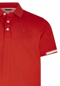 Rode polo shirt van zachte stof, met een kraag, drie knopen en een logo. De manchetten hebben twee horizontale strepen in wit en goud.