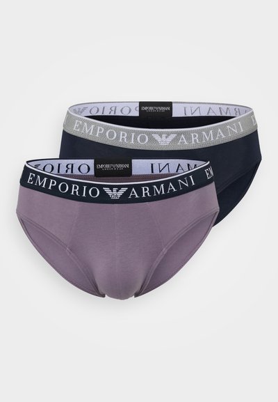 Két pár fehérnemű lila és tengerészkék színben, elasztikus pántokkal, melyeken az "Emporio Armani" felirat szerepel, és sima, rugalmas anyagból készültek.