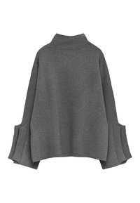 Maglioncino grigio con colletto alto, maniche larghe e fessure laterali, realizzato in tessuto morbido, con un design semplice e pulito.