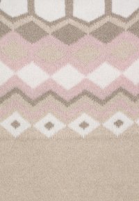 Das Strickpullover-Material weist ein geometrisches Muster in verschiedenen Rosa-, Braun- und Cremetönen auf; es beinhaltet Rauten und Zickzack-Akzente.