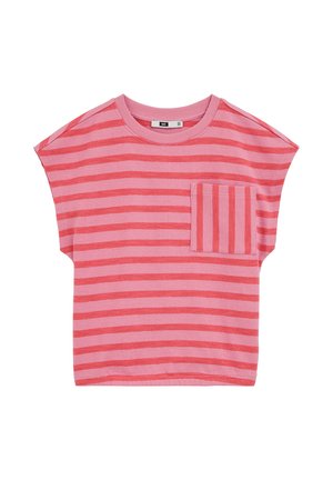 Marškinėliai trumpomis rankovėmis, rožinės ir raudonos horizontalios juostelės, apvalia apykakle ir kvadratine kišene su vertikaliomis juostomis kairėje krūtinės pusėje.