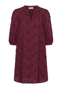 Burgundyröd klänning med V-ringning, volangärmar och blommönster. Tyget verkar lätt och har en mjuk textur, knälång design.