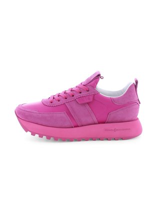 Lyserød sneakers med ruskind og læderpaneler, snørelukning, tyk sål med mønster og en træktab i hælen.