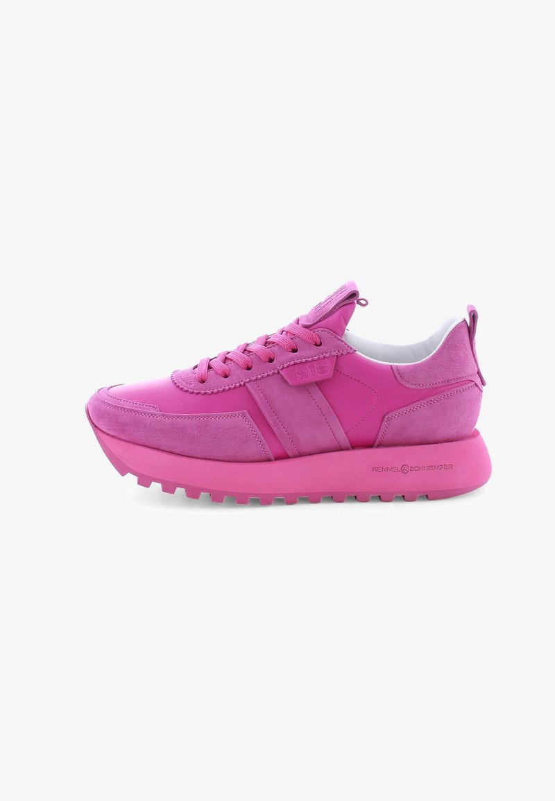 Baskets rose vif avec empiècements en daim et cuir, fermeture à lacets, semelle épaisse avec crampons, et languette au talon.