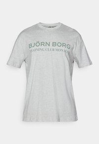 Šedé bavlnené tričko s okrúhlym výstrihom a krátkymi rukávmi, s zeleným nápisom: "BJÖRN BORG TRAINING CLUB MONACO" na prednej strane.