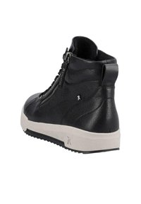 Des sneakers noires en cuir, montant jusqu'à la cheville, avec une finition texturée, une semelle en caoutchouc grise, une fermeture éclair latérale et un accent de logo au niveau du talon.