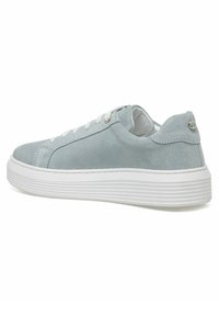 Sneaker in suede azzurro chiaro con lacci bianchi e suola bianca spessa e texture, vista di lato, che mostra il tallone e il design low-top.