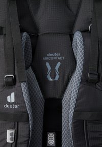 Fekete Deuter Aircontact hátizsák, texturált szürke hálós hátrésszel, állítható pántokkal és feltűnő logórészletekkel.