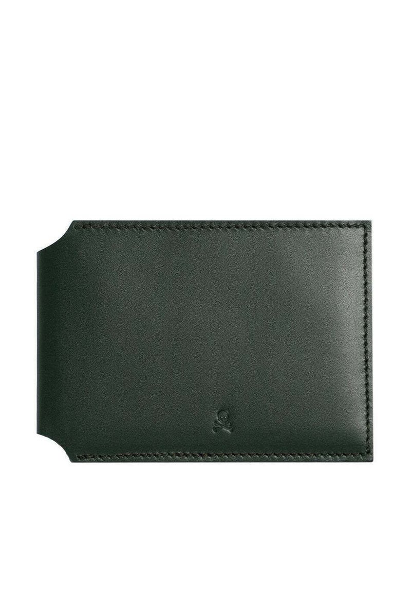 Cardholder din piele de culoare verde închis, cu o textură netedă, colțuri rotunjite și cusături subtile. Dispune de un logo debossat pe față.