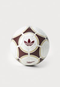 Pallone da calcio maroon e bianco con design geometrico e dettagli dorati. Presenta il logo Adidas in rosso e una finitura testurizzata sulla superficie.