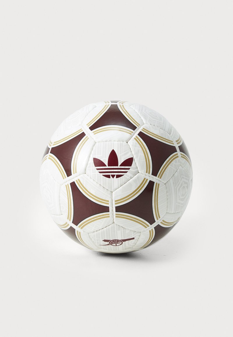 Pallone da calcio maroon e bianco con design geometrico e dettagli dorati. Presenta il logo Adidas in rosso e una finitura testurizzata sulla superficie.