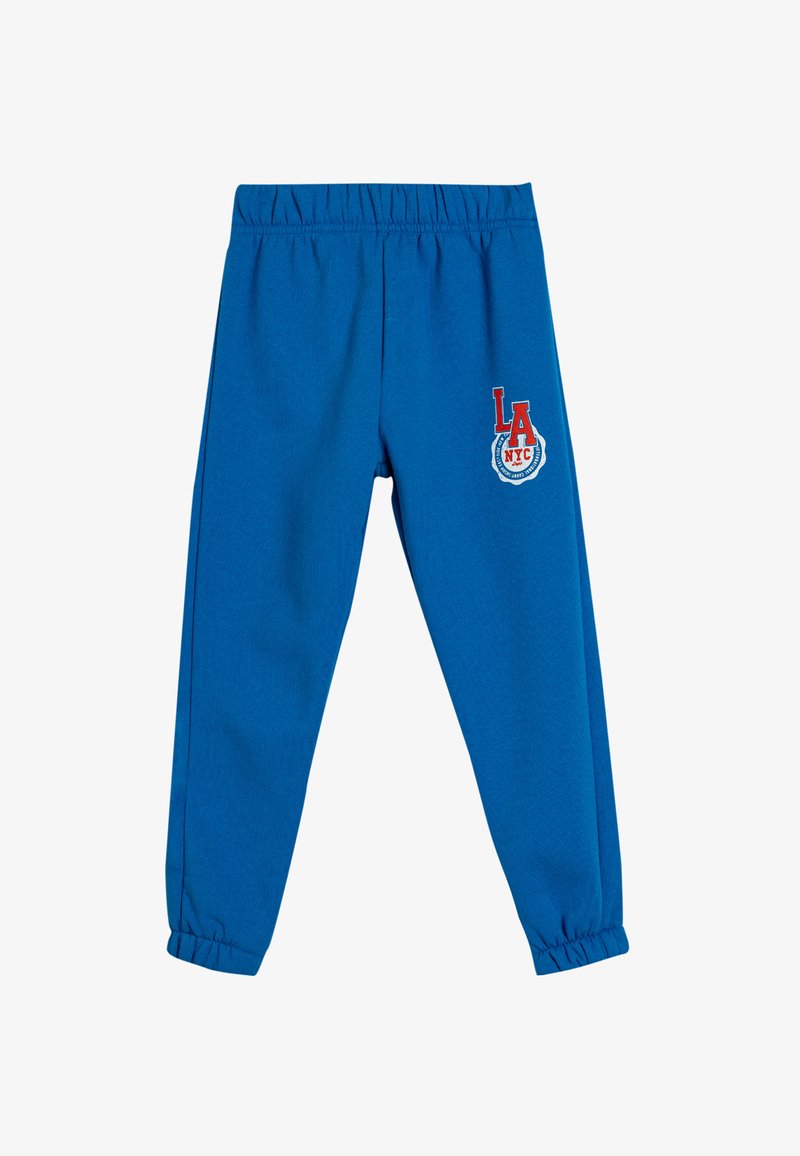 Blå sweatpants lavet af blødt stof, med elastisk talje, manchetter ved anklerne og et rødt broderet "LA NYC" logo på venstre lår.