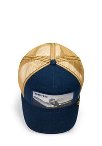 Gorra azul navy con una parte trasera de malla dorada. Cuenta con un parche rectangular con "BORN FREE" y un gráfico de un águila. Diseño estructurado de seis paneles.
