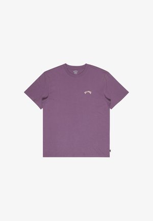 Fioletowa koszulka z krótkim rękawem i okrągłym dekoltem, z małym białym logo "Billabong" na lewej piersi, gładki wzór, ułożona płasko na białym tle.