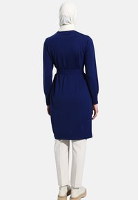 Modanisa SLIT DETAILED BELTED-REFKA CASUAL - Gebreide jurk - navy blue