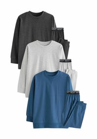 Quatre ensembles de vêtements de détente assortis. Couleurs : gris foncé, gris clair et bleu. Matière en coton, sweat-shirts à col rond, pantalons avec taille élastique.