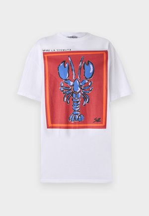 T-shirt en coton blanc avec un graphisme de homard bleu à l'intérieur d'un contour carré rouge, avec "VIVE LA STIEGLITZ" imprimé au-dessus.
