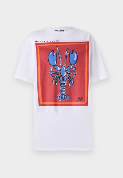 Witte katoenen T-shirt met een blauwe kreeft graphic binnen een rode vierkante omranding met "VIVE LA STIEGLITZ" bovenaan gedrukt.