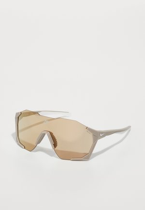 Nike Sportswear CHARGED SHIELD UNISEX - Päikeseprillid - matte college grey / gold-coloured