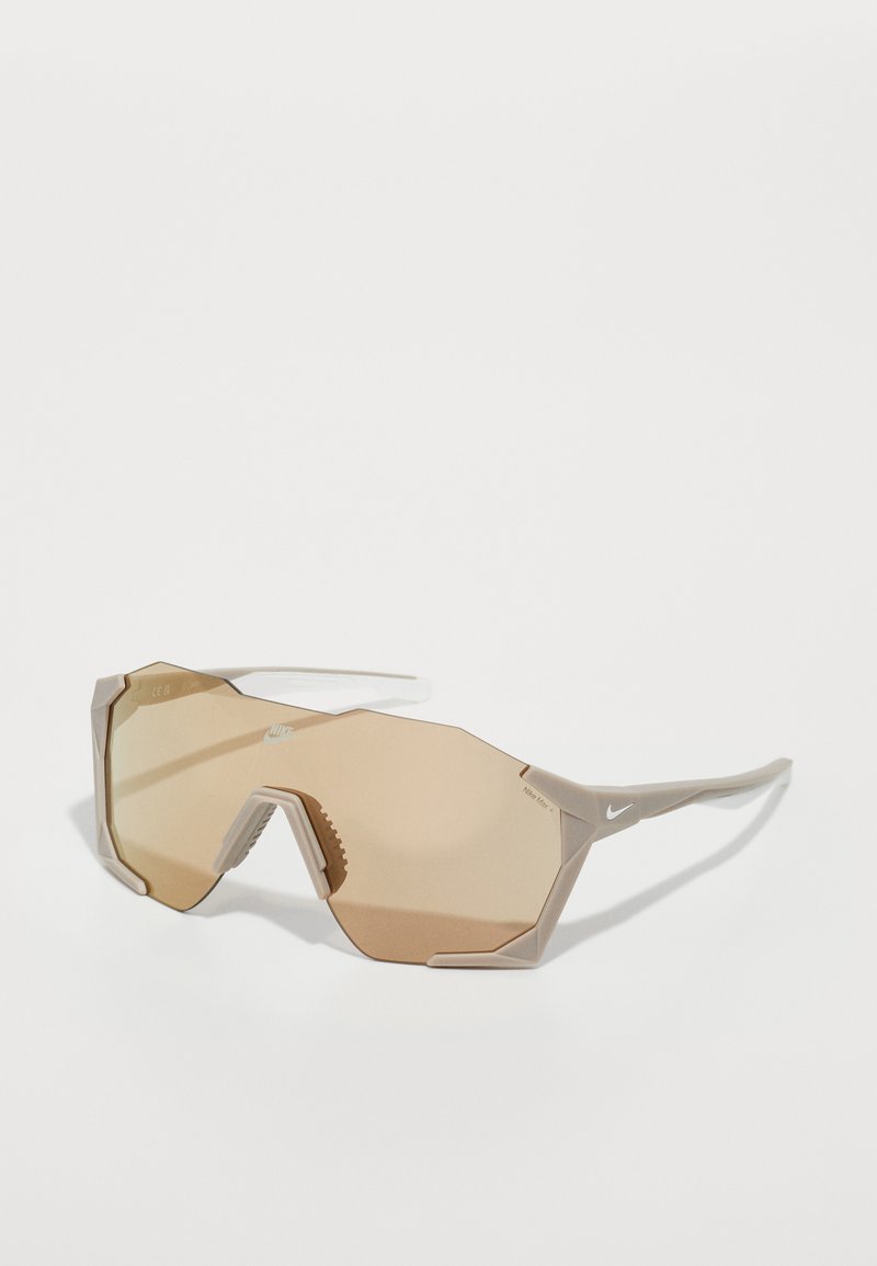 Nike Sportswear CHARGED SHIELD UNISEX - Saulesbrilles - matte college grey / gold-coloured