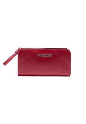 Czerwony prostokątny portfel z zamkiem błyskawicznym i paskiem na nadgarstek, na froncie znajduje się logo Stradivarius.