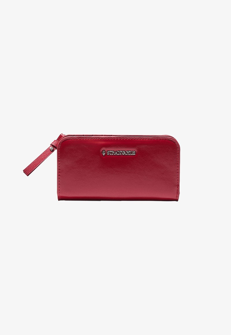 Portefeuille rectangulaire rouge avec fermeture éclair et lanière pour poignet, logo Stradivarius centré sur le devant.