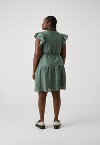 Vero Moda Curve VMHONEY V NECK DRESS  - Robe de jour - laurel wreath