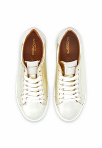 Sneaker metallici bianchi e dorati con una texture liscia, dotati di lacci bianchi, logo sulla linguetta e una soletta in pelle marrone.